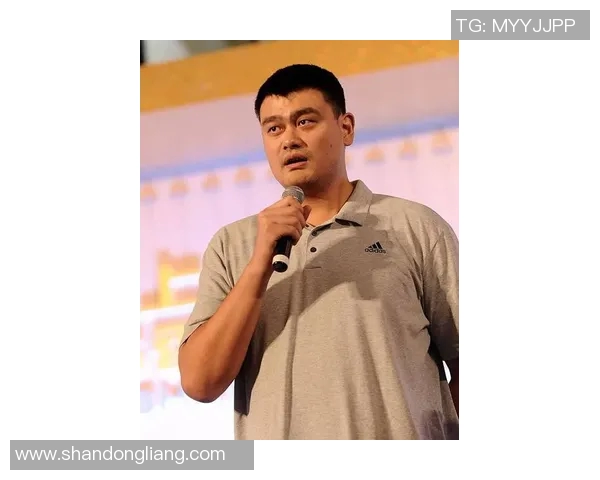 姚明在炎炎夏日中悠闲地享受吹风扇带来的清凉时光