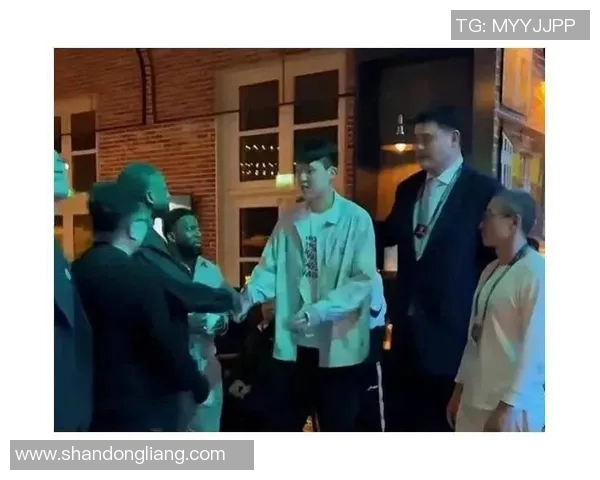 与姚明同框合影的难忘时刻分享我的篮球梦想与偶像的亲密接触