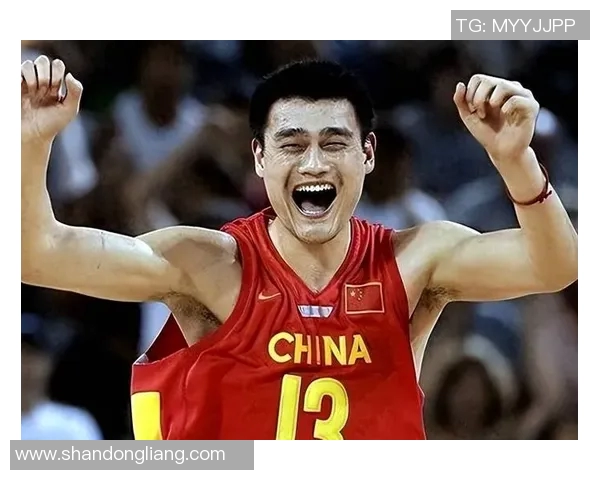 姚明以智慧与实力巧妙反击对手展现篮球巨星风范与坚定决心 姚明以智慧与实力巧妙反击对手展现篮球巨星风范与坚定决心