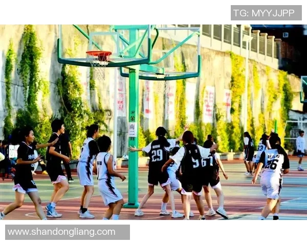 我们班的篮球明星展现风采与团队精神的精彩瞬间 我们班的篮球明星展现风采与团队精神的精彩瞬间