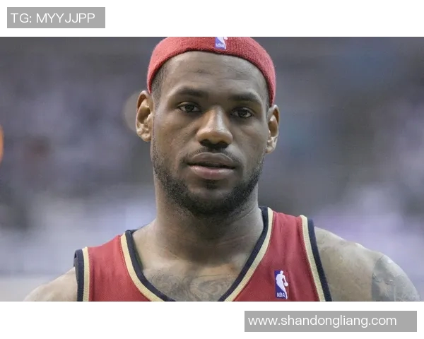 篮球明星在海边的高清照片展现运动与自然的完美结合与活力四射的夏日风情