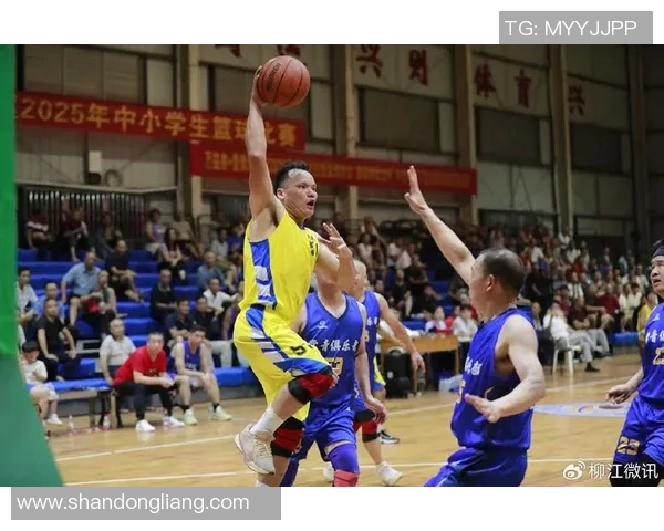 篮球明星化身老人挑战年轻球员展现不老传奇与篮球魅力 篮球明星化身老人挑战年轻球员展现不老传奇与篮球魅力